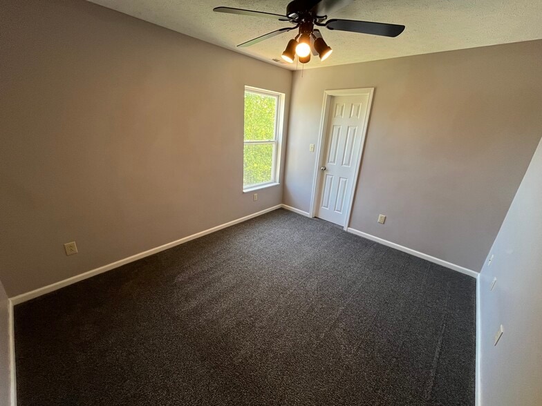 Building Photo - 3873 Crest Point Dr