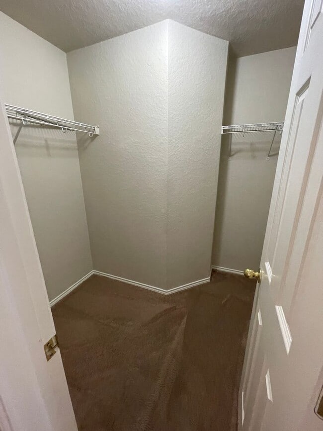 Building Photo - NEW ON MARKET