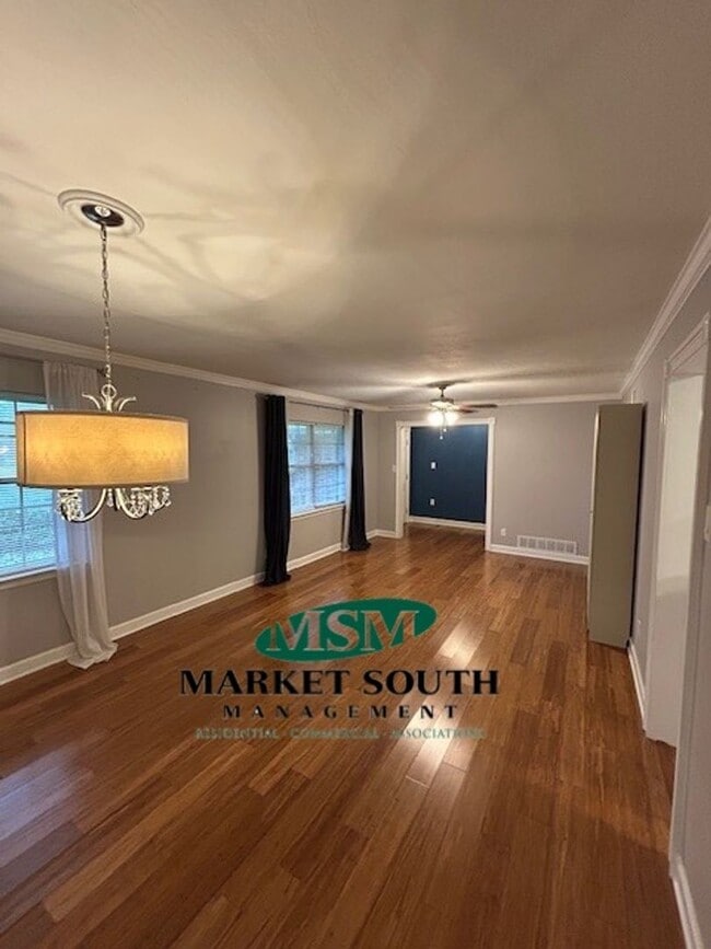 Building Photo - UPDATED MIDTOWN BEAUTY!!