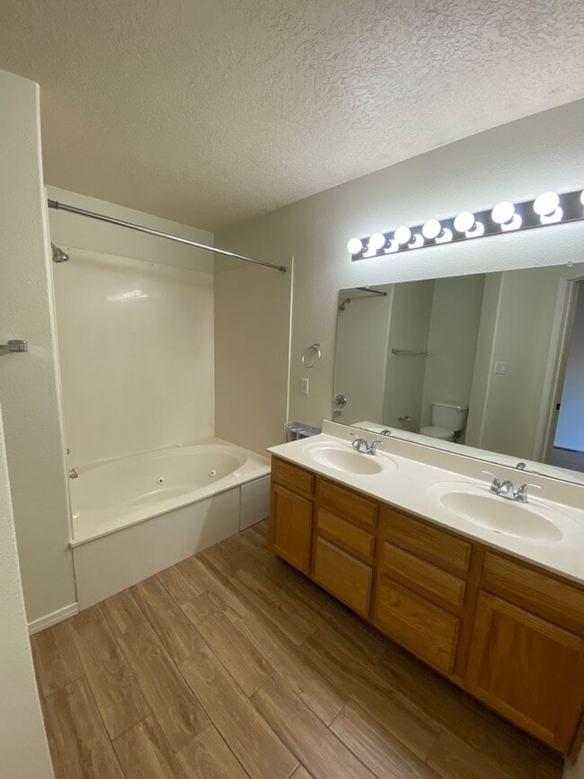 Building Photo - 3 bed 2.5 bath