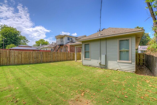 Building Photo - Newer construction home within walking dis...