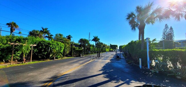 Building Photo - 890 N Federal Hwy