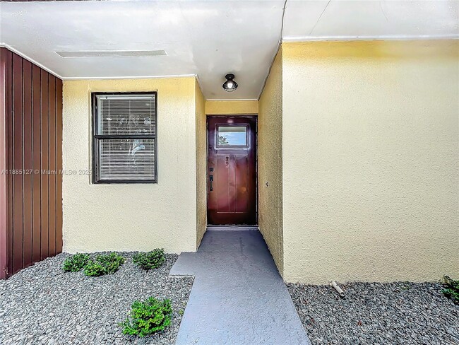 Building Photo - 13804 Kendale Lakes Dr
