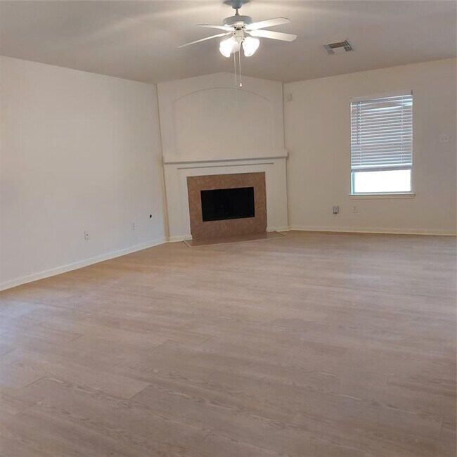 Building Photo - 1909 Roaring Springs Dr