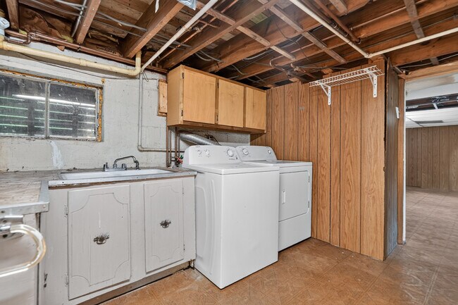Building Photo - 7945 W 91st St