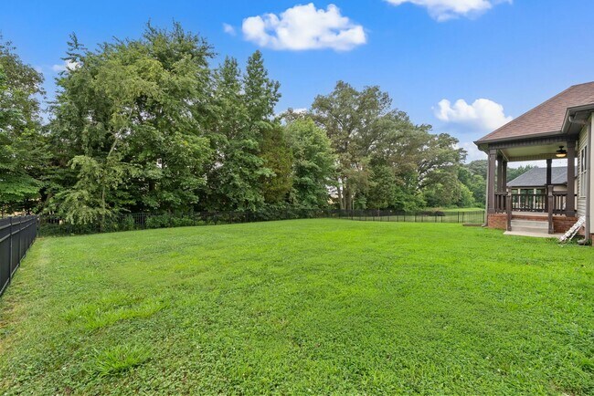 Building Photo - Pet Friendly Four Bedroom with Bonus!