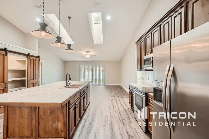 Building Photo - 7049 Sawmill Cir