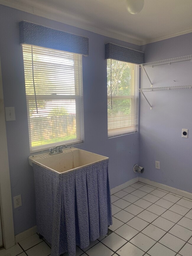 Utility Room. - 104 S Walnut St