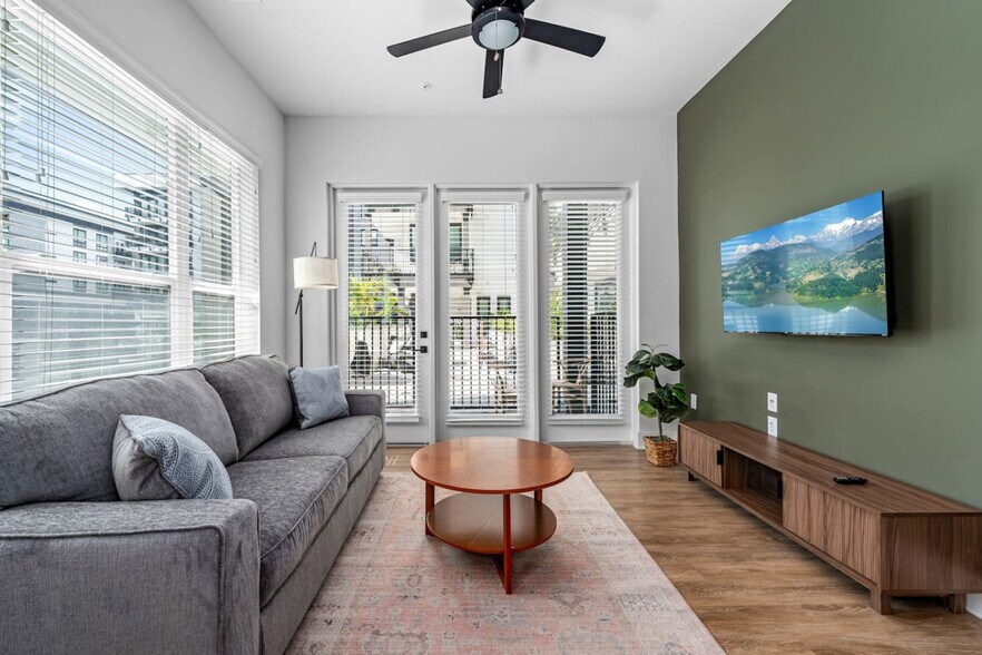 Primary Photo - 3302 W Gray St