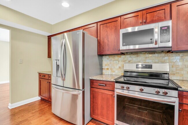 Building Photo - 1000 Cumberland Ln