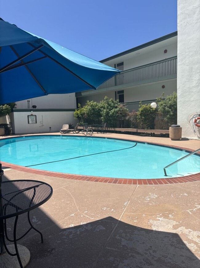 Building Photo - Bay Ho 3 Bd 2 Ba Corner first level Condo for lease