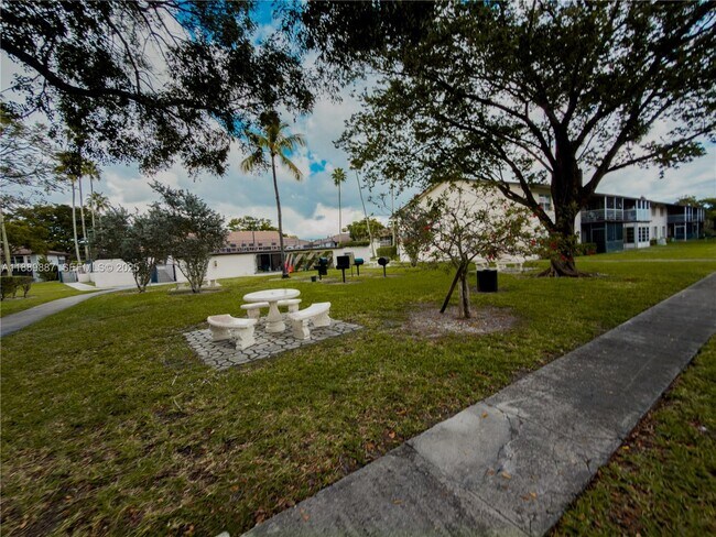 Building Photo - 325 W Laurel Dr