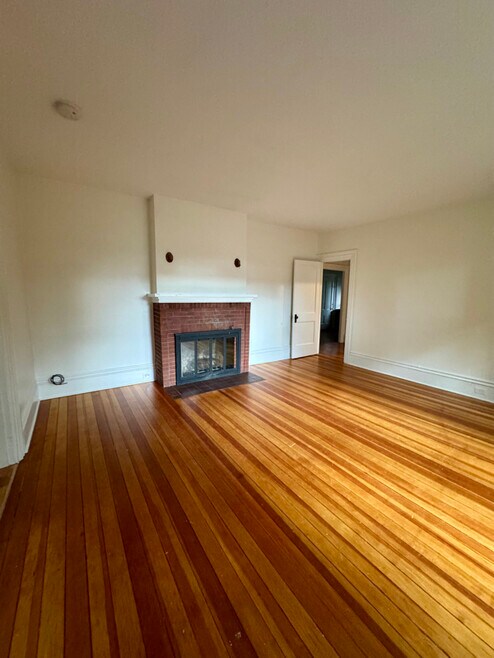 Building Photo - 76 Elm St