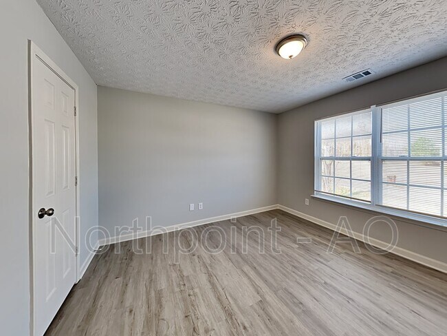 Building Photo - 421 Trinity Tr