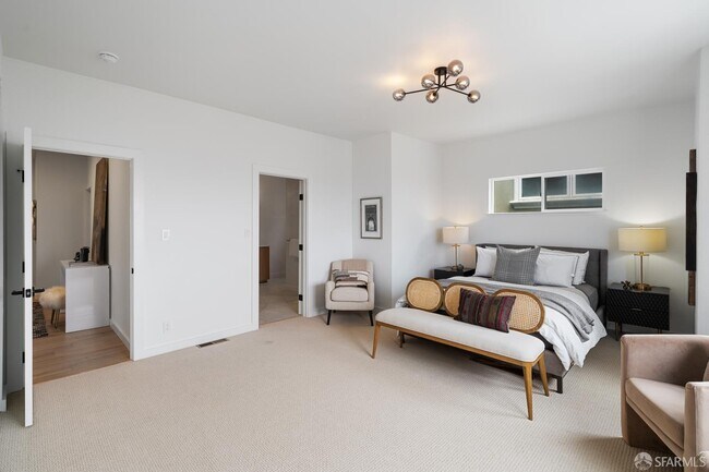 Building Photo - 628 Los Palmos Dr