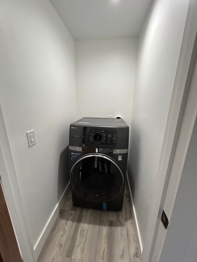 Building Photo - 1858 W 83rd St