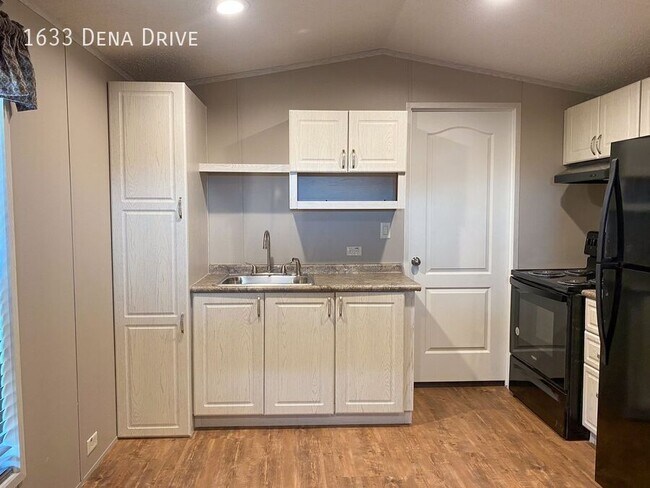 Building Photo - 1633 Dena Dr
