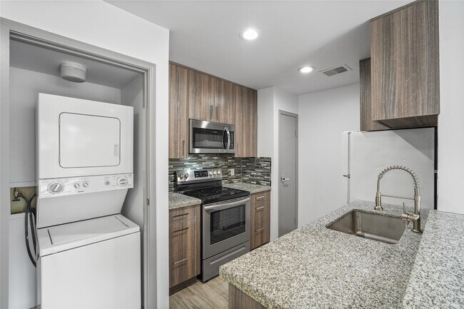 Building Photo - 10615 Briar Forest Dr