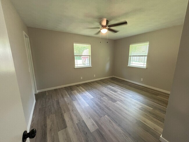 Building Photo - 210 Sanders Ave