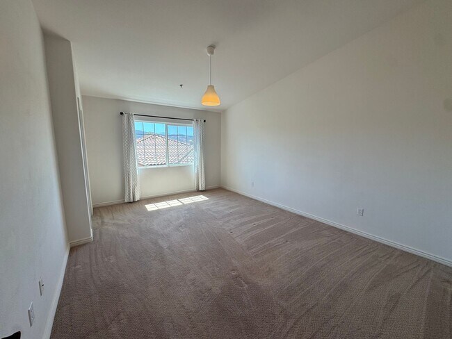 Building Photo - 332 East Hilltop Way