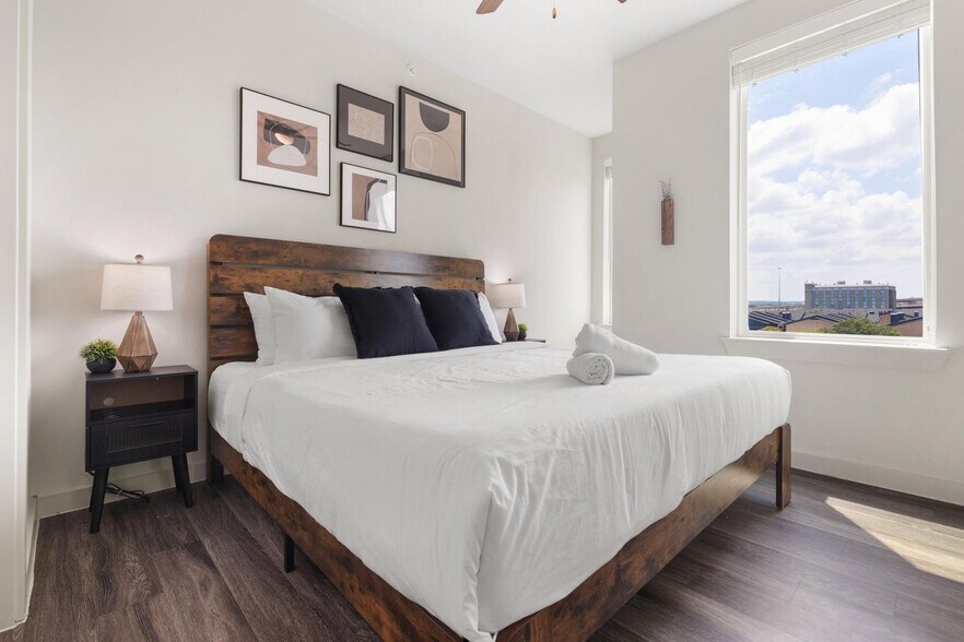 Building Photo - 5820 1/2 Cameron Road-SI FL4-ID1303396P