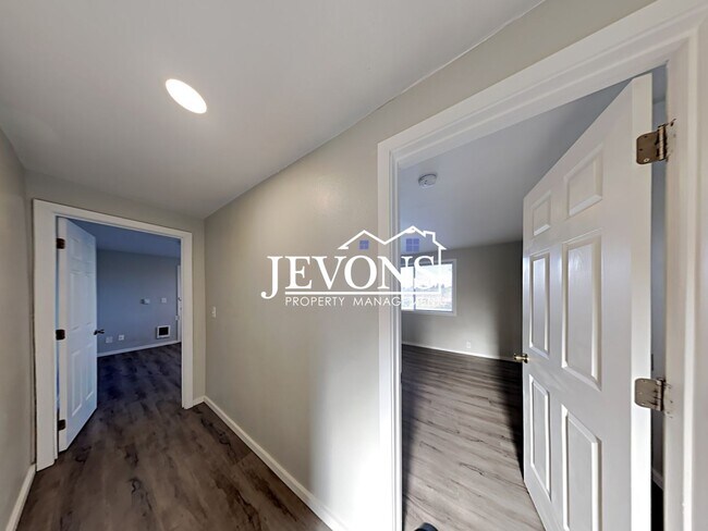 Building Photo - 3303 S Ainsworth Ave