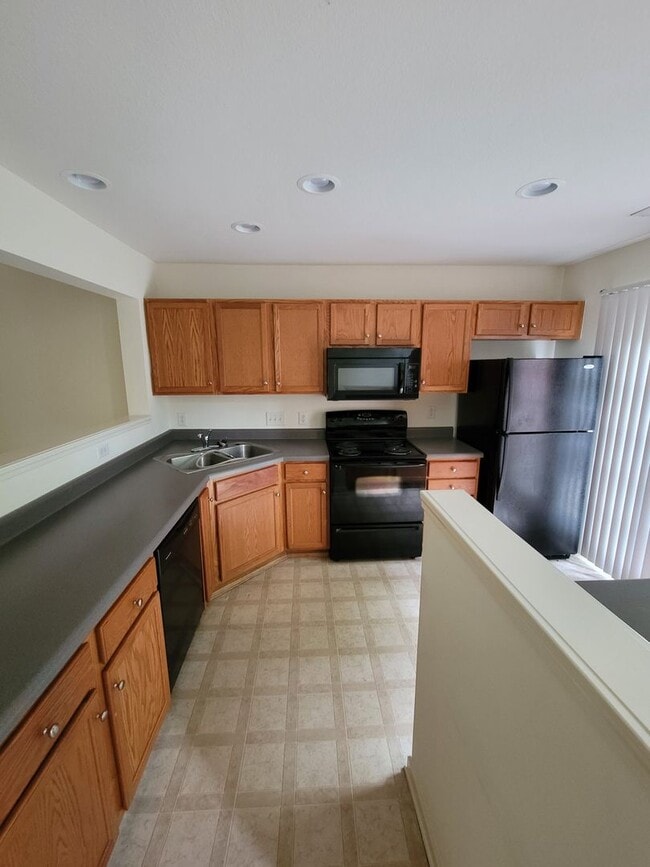 Building Photo - 3 BR townhome in Jamestown!