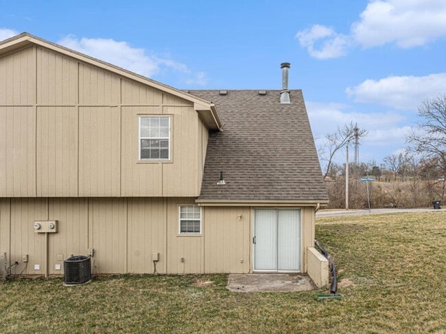 Building Photo - 810 SW Pinebrook Village Ct