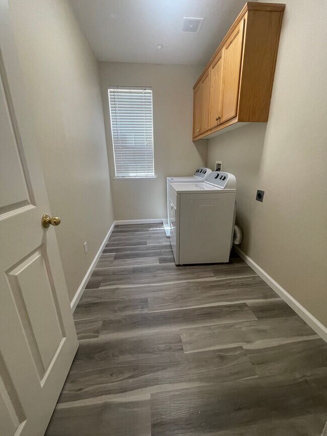 Building Photo - Beautiful 4 Bedroom Close to Downtown Brentwood!