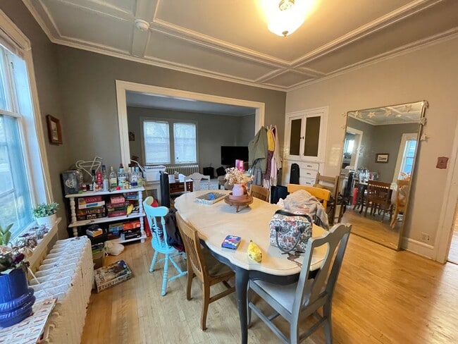 Building Photo - AVAILABLE JUNE - Spacious 6 Bed 1.5 Bath Home near Campus