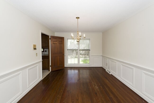 Building Photo - 5 Bedroom 3 Bath Home in Parkshore - Charl...