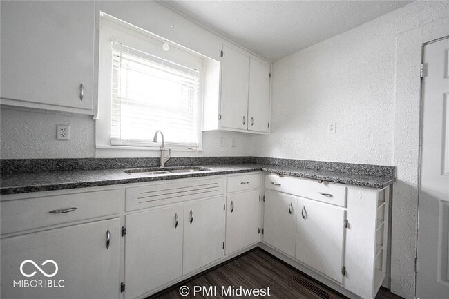 Building Photo - 1433 W 5th St
