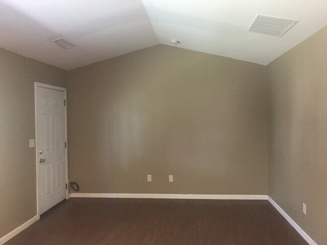 Building Photo - KU3-Santa Fe Triplex 3