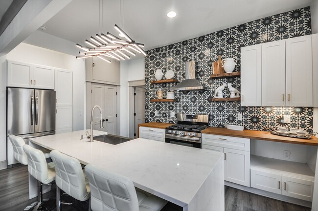 Building Photo - Spacious Renovated 1/1 Midtown Condo Walki...