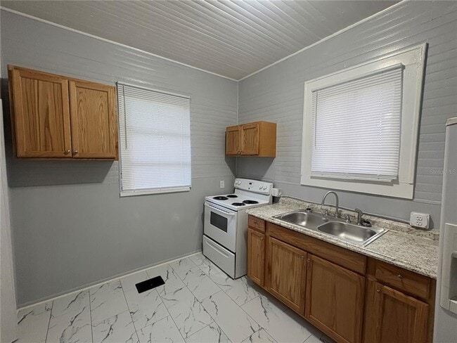 Building Photo - 1122 Gilmore Ave