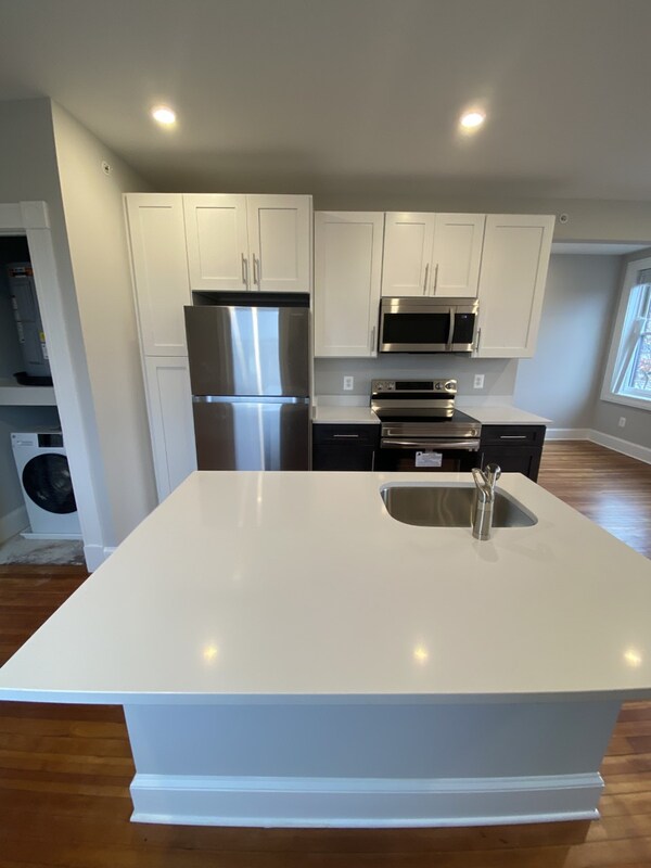 Building Photo - 911 S Ellwood Ave