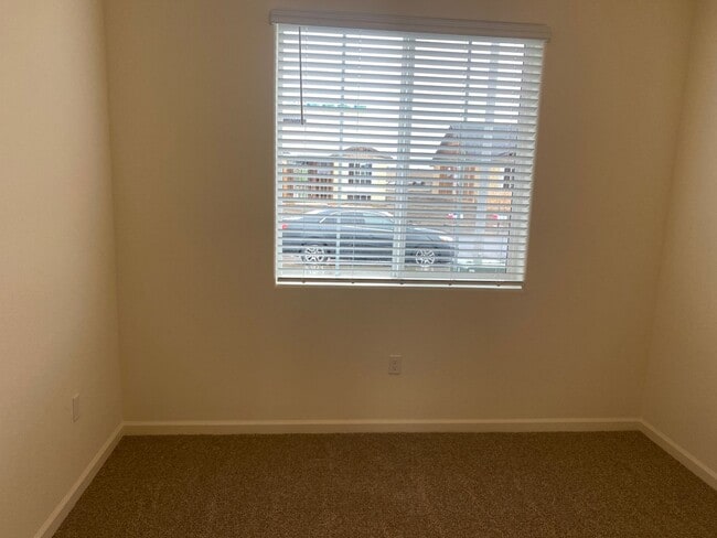 Building Photo - Newer 3 Bedroom 2 Bathroom Home in Tulare!