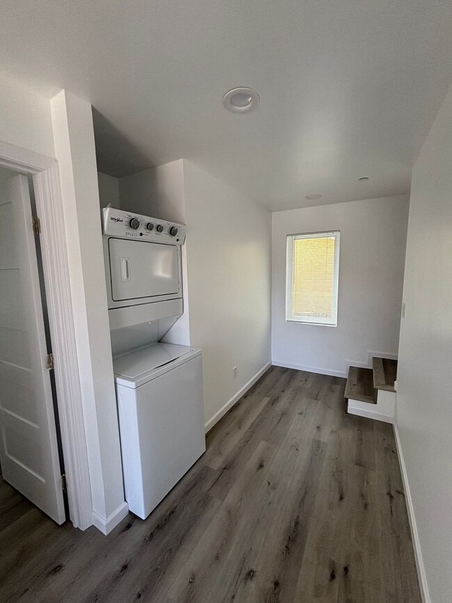 Building Photo - 3 bed 3 bath Home for Rent in San Diego WA...