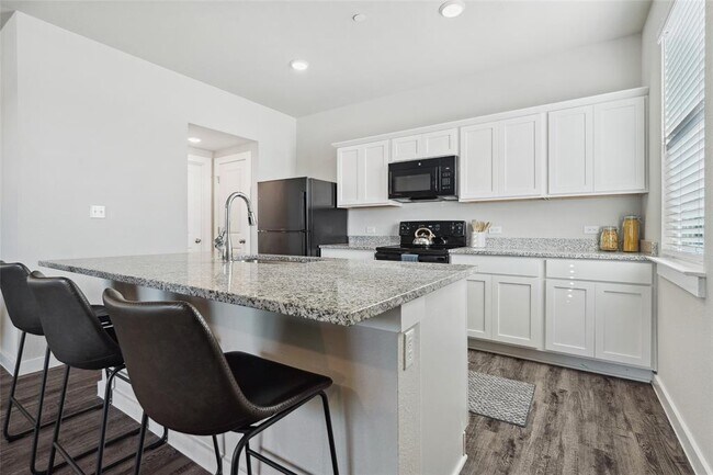 Building Photo - 523 Powell Dr