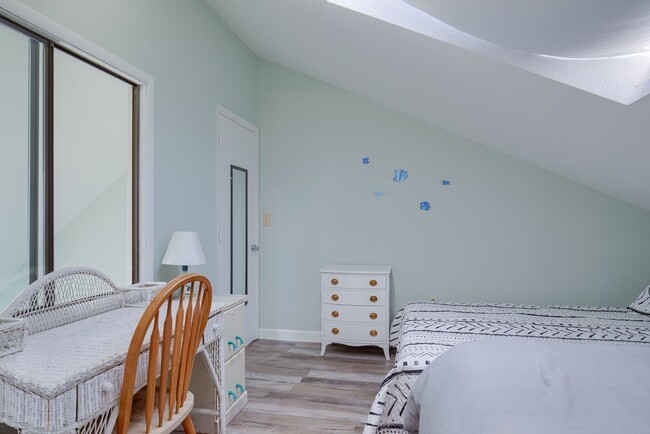 Building Photo - FURNISHED OFF-SEASON MONTHLY RENTAL-STARTI...