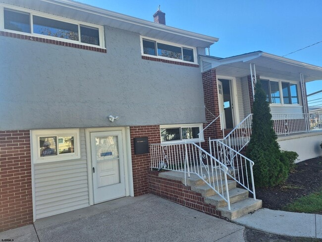 Building Photo - 566 N Elberon Ave