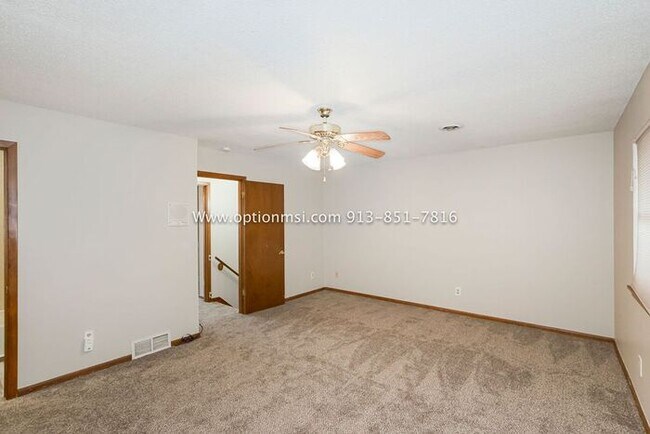 Building Photo - Towers 120- Spacious towhnhome!