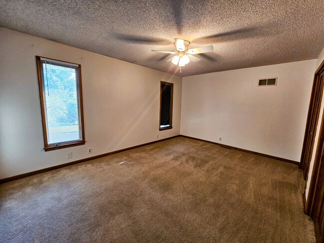 Building Photo - 101 E Hale Lake Rd