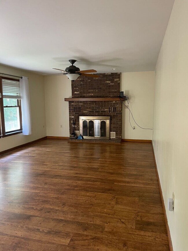 Building Photo - 3 Bedroom Home in Dauphin
