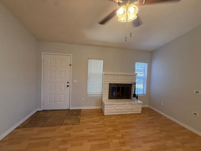 Building Photo - 2527 S Maple Ave