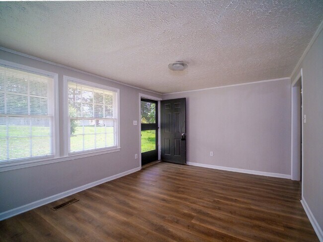 Building Photo - "Charming 3-Bedroom  with 1.5 Baths in Kings Mountain - Cozy 1050 sqft Home!"