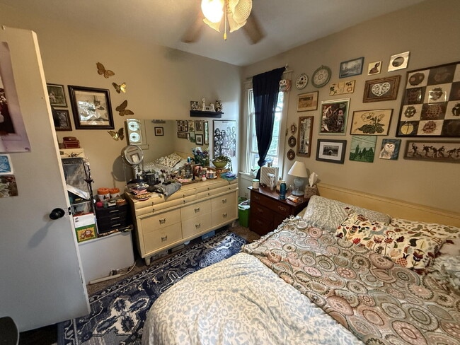 Building Photo - Spacious 2 bedroom, 1 bath home in highly ...