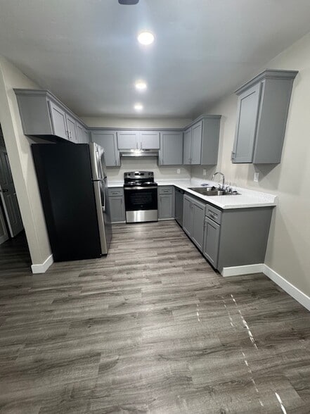 2x1 Kitchen - Autumn Run Apartments