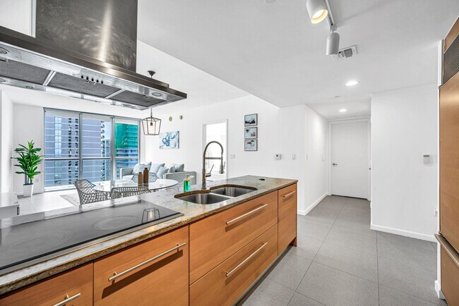 Building Photo - 485 Brickell Ave