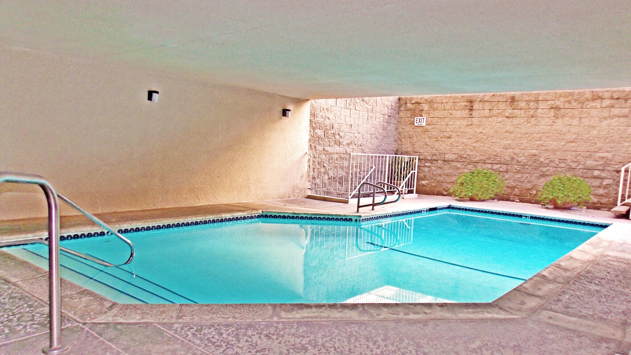 Building Photo - 441 N Oakhurst Dr